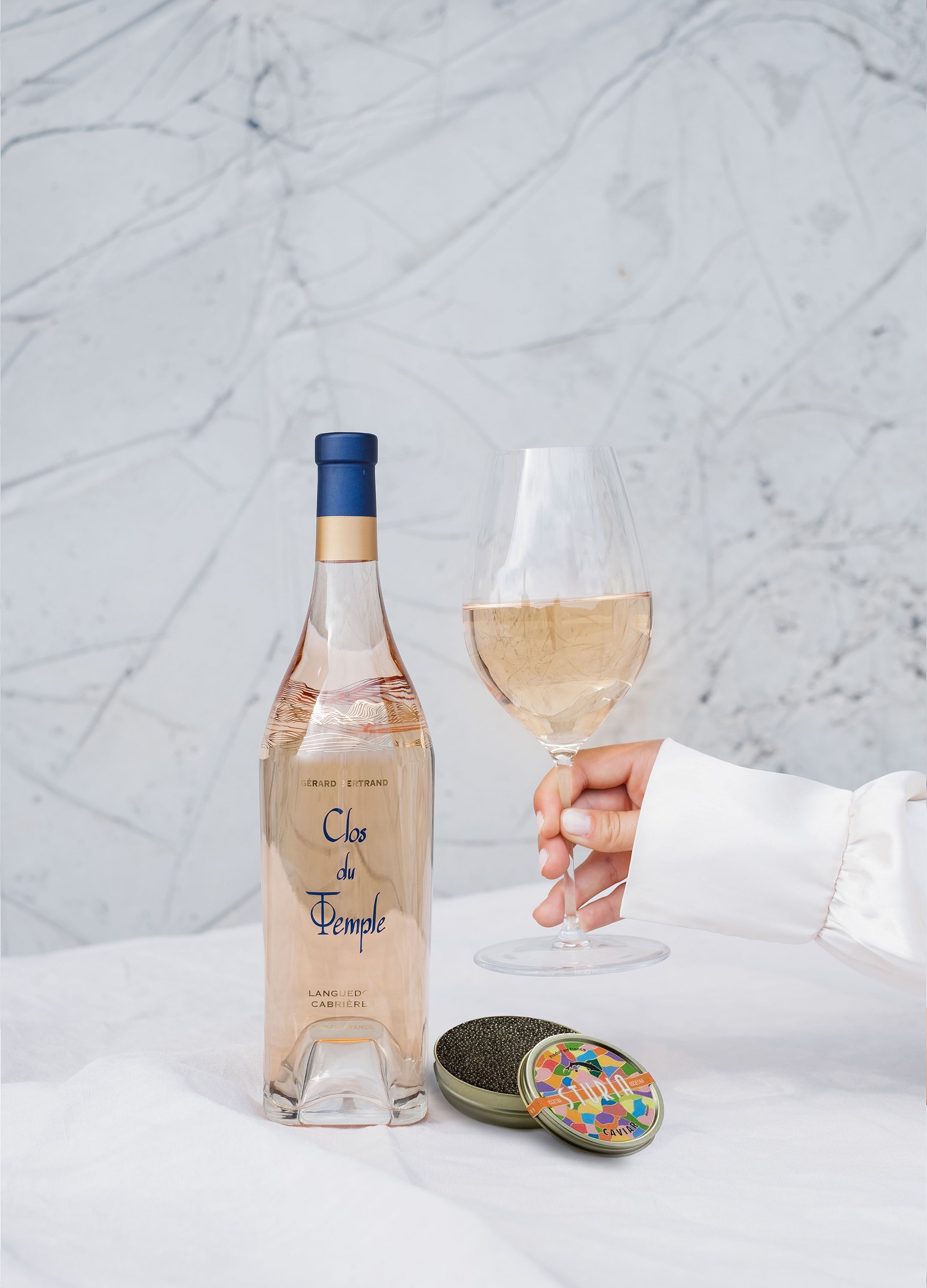 Offre Prestige Clos du Temple 2023 dans son Étui et une boîte de Caviar par Sturia